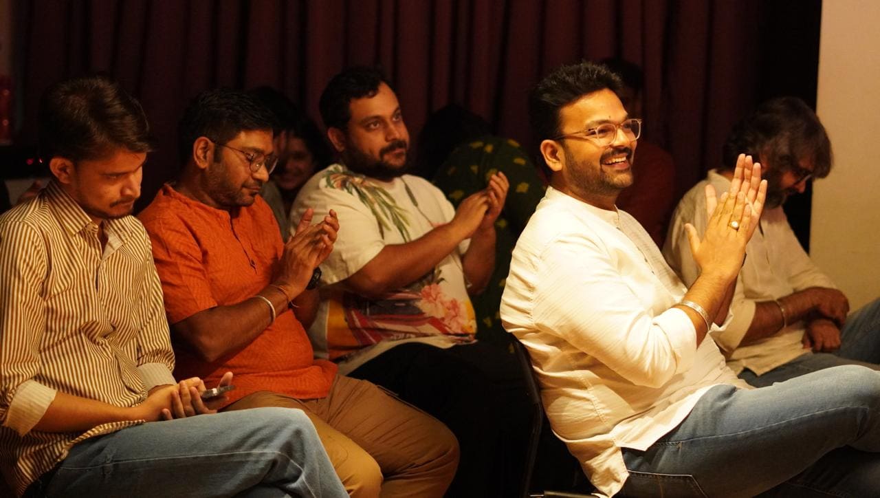 ಕಿಸ್ಸಾ ಘರ್ ಅವಧಿಯಲ್ಲಿ ನಗುತ್ತಾ ಕೇಳುತ್ತಿರುವ ಪ್ರೇಕ್ಷಕರು