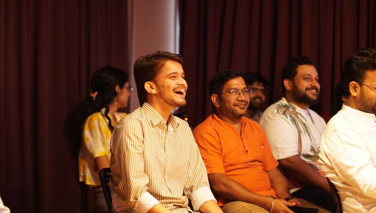 ಪ್ರದರ್ಶನದ ಸಮಯದಲ್ಲಿ ನಗುತ್ತಿರುವ ಒಬ್ಬ ಪ್ರೇಕ್ಷಕ