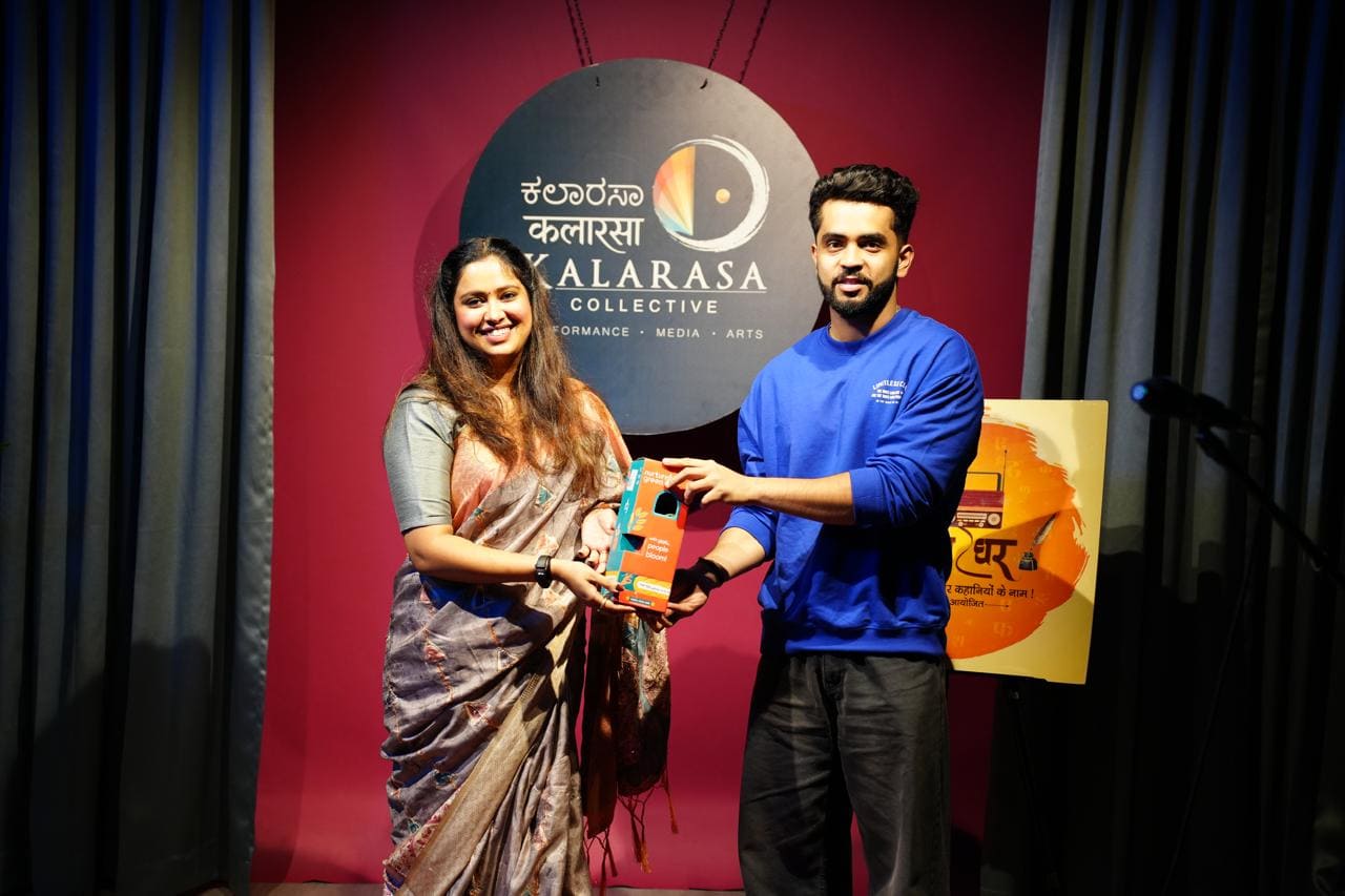 ಕಿಸ್ಸಾ ಘರ್ ವೇದಿಕೆಯಲ್ಲಿ ಉಡುಗೊರೆ ಪಡೆಯುತ್ತಿರುವ ಒಬ್ಬ ಕಲಾವಿದ