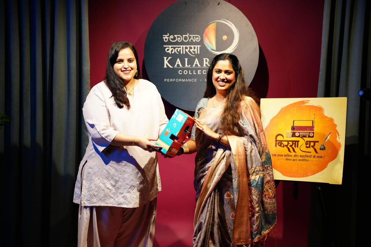 ಒಬ್ಬ ಕಲಾವಿದನಿಗೆ ಉಡುಗೊರೆ ನೀಡುತ್ತಿರುವ ಕಿಸ್ಸಾ ಘರ್ ಆಯೋಜಕ