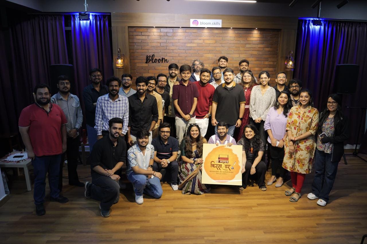 ವೇದಿಕೆಯಲ್ಲಿ ಒಟ್ಟಿಗೆ ನಿಂತಿರುವ ಕಲಾವಿದರು ಮತ್ತು ಆಯೋಜಕರ ದೊಡ್ಡ ಗುಂಪು