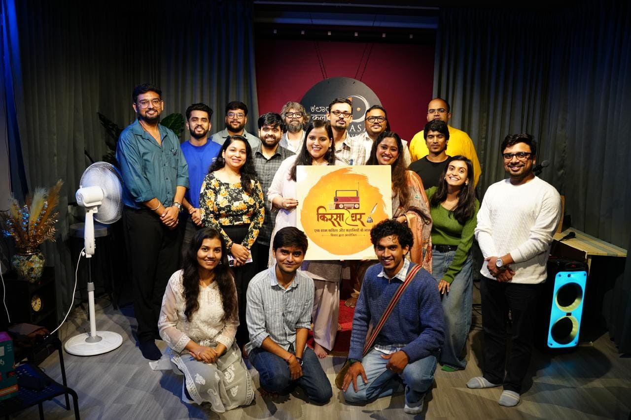 ವೇದಿಕೆಯಲ್ಲಿ ಒಟ್ಟುಗೂಡಿದ ಕಿಸ್ಸಾ ಘರ್ ಕಲಾವಿದರು ಮತ್ತು ಆಯೋಜಕರ ಗುಂಪು